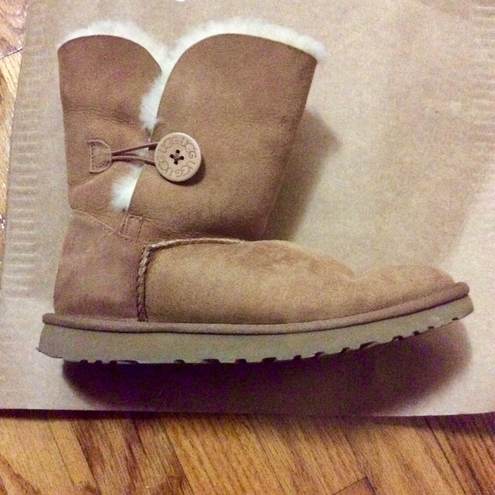 UGG Bailey Button Boot Womens 8 - Real Sheepskin